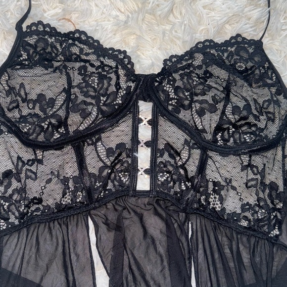 Chic Black Lace Chemise - Picture 3 of 5